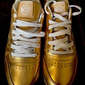 NWOT REEBOK ROSE GOLD CLASSIC SHOES! SIZE 7